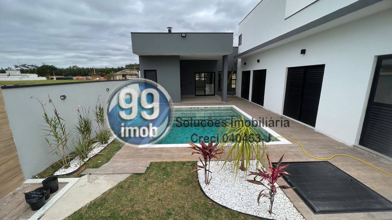 Casa à venda com 3 quartos, 260m² - Foto 1